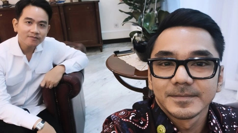 Dedek Prayudi Pamer Selfie Bareng Gibran Rakabuming, Cuitan Lawas Sindir Prabowo Viral: Mencla-mencle..