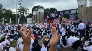 Demo Geruduk DPR, Tuntutan Ribuan Tenaga Honorer: P3K Penuh Waktu Harga Mati!