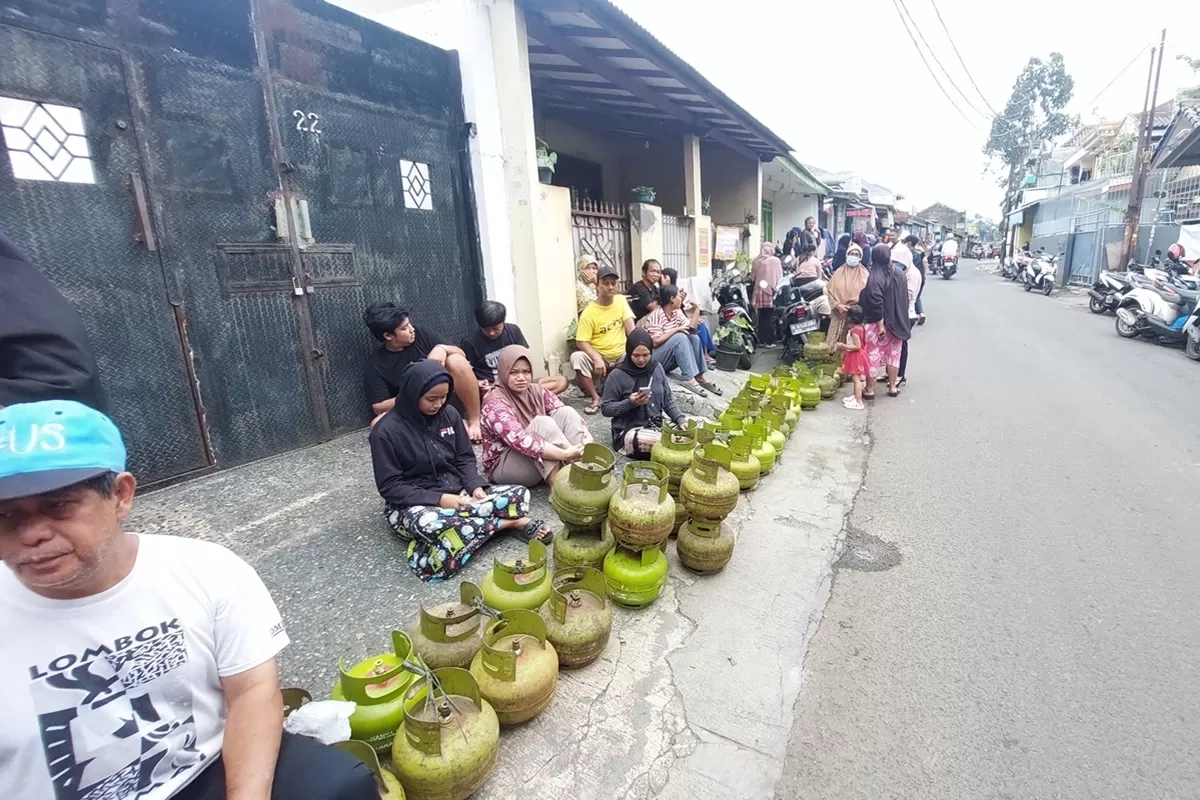 Berjajar Menunggu LPG 3 Kg di Pangkalan, Potret Kelangkaan di Ciledug