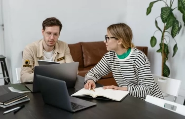 Orang yang Sering Menghindari Kontak Mata Saat Berbincang, Biasanya Memiliki 8 Perilaku Ini