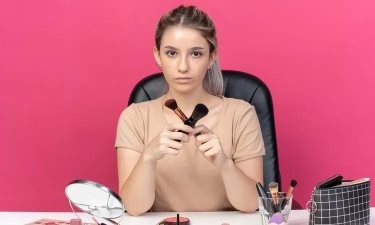 Perempuan yang Jarang Pakai Makeup di Depan Publik Biasanya Menunjukkan 7 Perilaku Unik Ini, Kata Psikolog