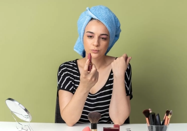 Perempuan yang Jarang Pakai Makeup di Depan Publik Biasanya Tunjukkan 7 Perilaku Ini, Kata Psikolog