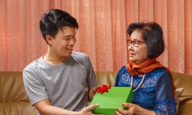 Seorang Anak yang Dewasa secara Emosional Akan Menunjukkan 5 Perlakuan Sederhana Berikut Kepada Orang Tuanya