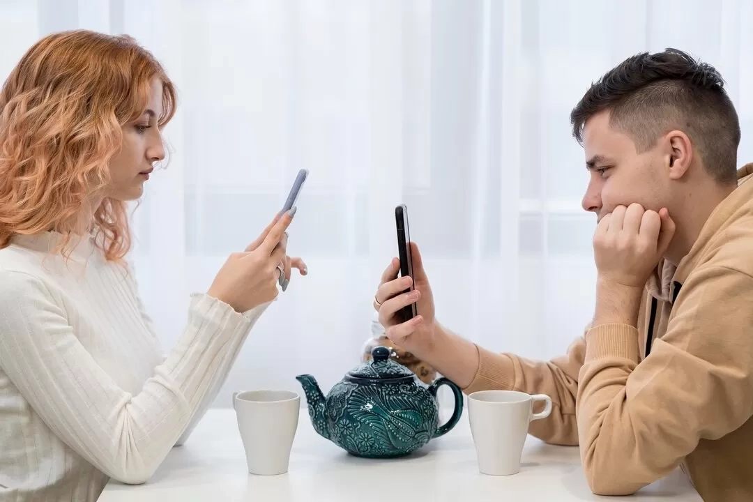 Temukan 7 Tanda-Tanda Seseorang Tidak Menyukaimu Secara Romantis Melalui Chat dan Percakapan Online dengan Mereka!
