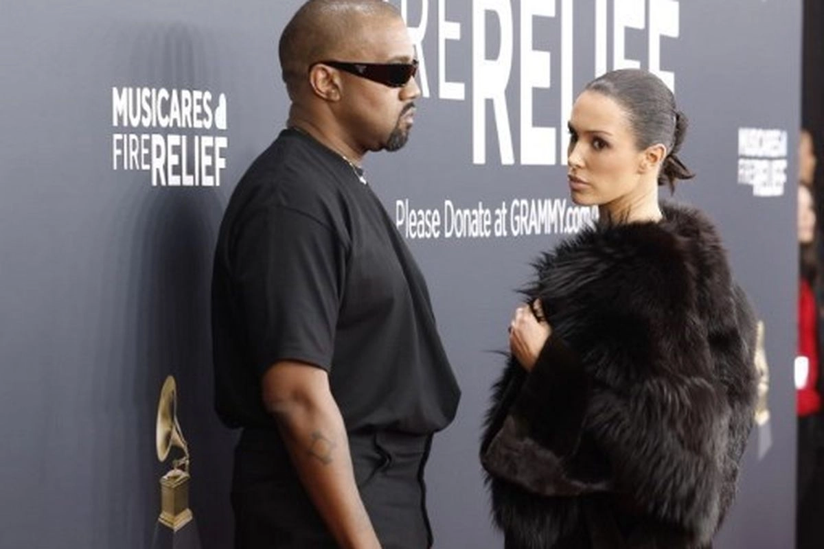 Bikin Geger, Bianca Censori Istri Kanye West Tampil dengan Dress Transparan di Grammy 2025