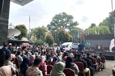 Disediakan Layar Besar, Warga Nonton Bareng Putusan Dismissal di Halaman MK