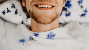 Apa Itu Meth Mouth? Penyebab Orang Dewasa Ompong Gigi Depannya