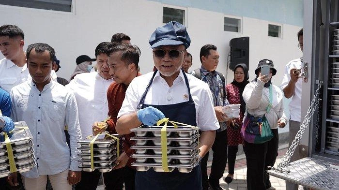 Menko Zulhas Ikut Turun Bantu Salurkan Makan Bergizi Gratis saat Kunker ke Banyuwangi