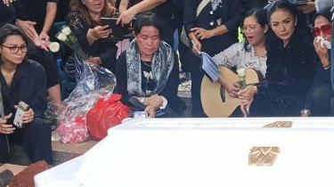 Tatapan Sedih Kris Dayanti saat Antar Jenazah Manajernya Selby Anwar Dimakamkan