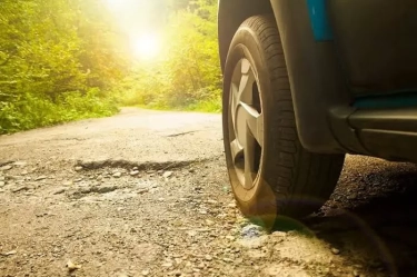 Sering Terabas Jalanan Rusak atau Berlobang 4 Komponen Mobil Anda akan Cepat Rusak