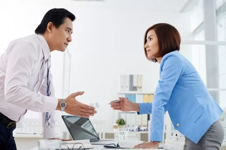 Cara Menghadapi Manipulator dan Vampir Energi: 7 Kalimat Pertahanan Andalan Orang Kuat Mental