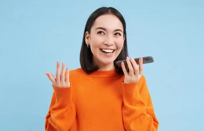 Orang-orang yang Lebih Senang Balas Chat WA Pakai Voice Note Biasanya Memiliki 8 Ciri Ini, Apa Saja?