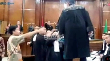 Nilai Aksi Firdaus Oiwobo Berdiri di Meja Hina Pengadilan, Hotman Paris 'Colek' Polisi