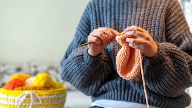 Mengatasi Kebosanan di Rumah: 7 Hobi Kreatif yang Bisa Ditekuni Ibu Rumah Tangga untuk Mengisi Waktu dan Mengembangkan Diri