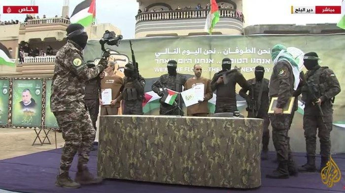 Hamas Bebaskan 3 Sandera Israel, Berfoto Bersama di Atas Panggung