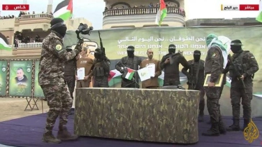 Hamas Bebaskan 3 Sandera Israel, Berfoto Bersama di Atas Panggung