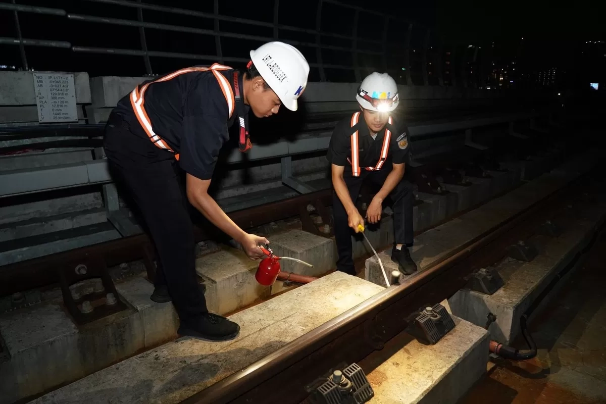 Jaga Keandalan Operasional, LRT Jabodebek Lakukan Perawatan Jalur secara Rutin
