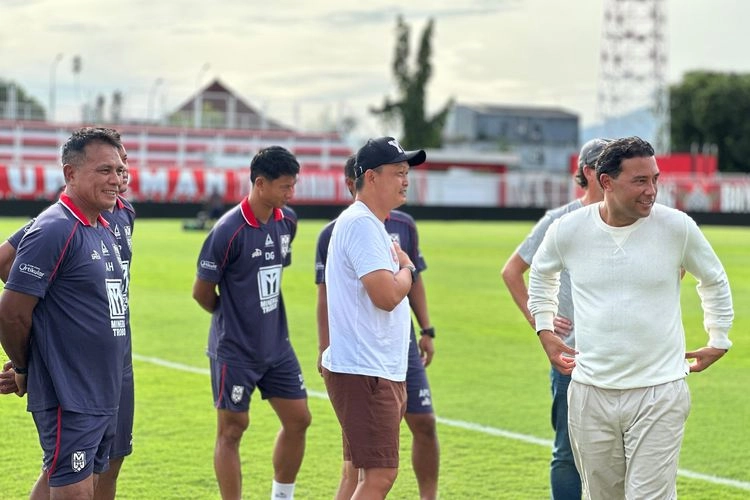Malut United Vs Borneo FC: Momen ''Pulang Kampung'' Denny Landzaat