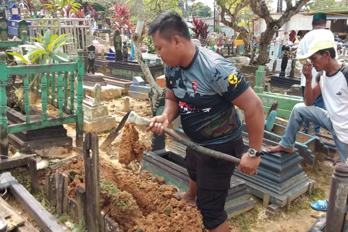Kisah Bripka Joko Hadi, Polisi di Samarinda yang Jadi Penggali Kubur Gratis untuk Warga