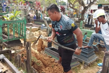 Kisah Bripka Joko Hadi, Polisi di Samarinda yang Jadi Penggali Kubur Gratis untuk Warga
