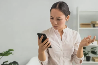 Orang-orang yang Berusaha Berjuang Melawan FOMO di Media Sosial, Biasanya Menampilkan 9 Perilaku Halus Ini Menurut Psikologi