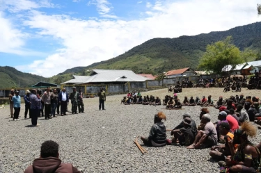 Satgas Pamtas Indonesia-Papua Nugini Mediasi Konflik Antar Pendukung Paslon Cakada di Puncak Jaya