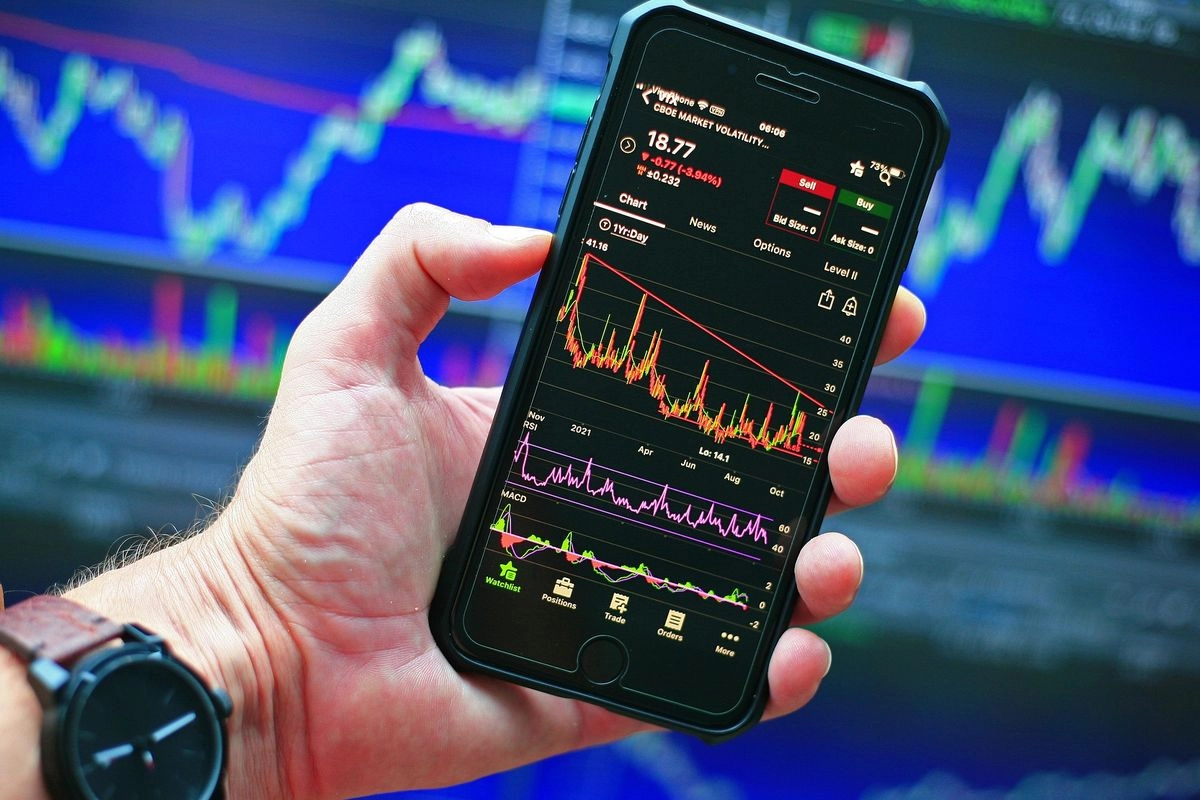 Harganya Melonjak, Saham TIRA Dihentikan Sementara Perdagangannya