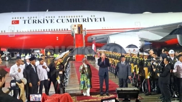 Sambil Genggam Tangan Istri, Presiden Turkiye Erdogan Payungi Prabowo saat Tiba di Indonesia