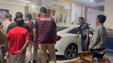 Bareskrim Geledah Rumah Kades Kohod Arsin Terkait Pagar Laut, Mobil Sedan B 412 SIN Jadi Sorotan