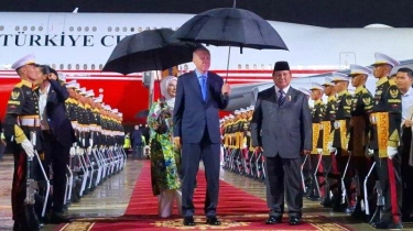 Di Tengah Guyuran Hujan Presiden Prabowo Sambut Kedatangan Presiden Turki Erdogan di Lanud Halim