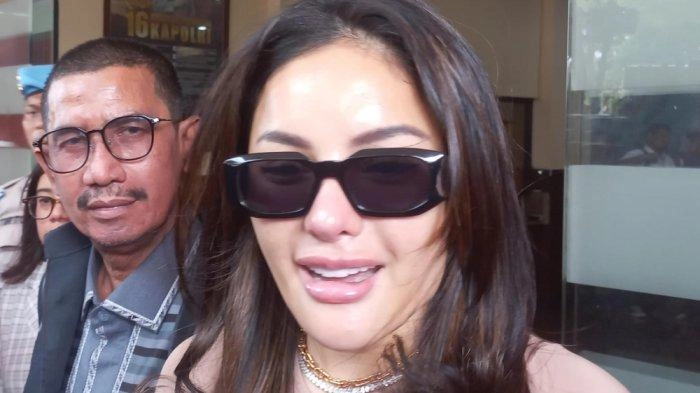 Nikita Mirzani Pamer Momen Video Call dengan Lolly, Ungkap Kondisi Putrinya