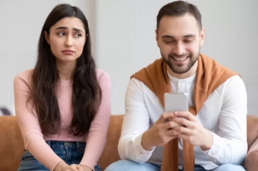 Orang yang Terus-menerus Melihat Ponselnya saat Berbicara Memiliki 8 Ciri Ini, Apa Saja?