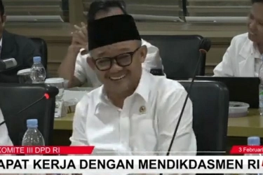 Mendikdasmen Berpantun di DPR: Walau Anggaran Dipangkas, Kepentingan Rakyat Tetap Terjamin