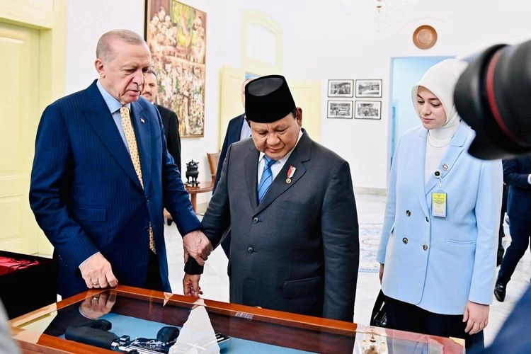 Prabowo Beri Senapan Pindad dan Keris Bali untuk Erdogan