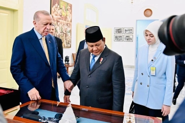Prabowo Beri Senapan Pindad dan Keris Bali untuk Erdogan