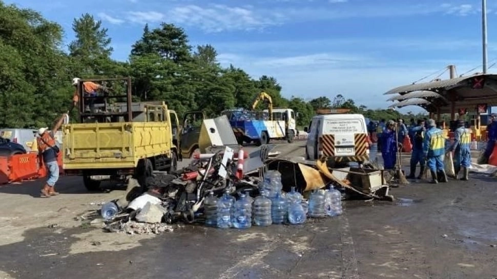 Truk Pengangkut Galon Aqua Kelebihan Muatan, Produsen Diminta Bertanggungjawab