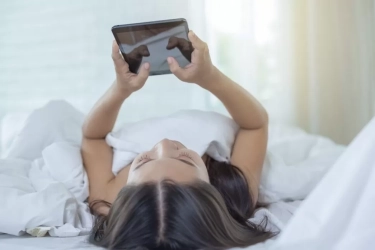 8 Ciri Orang yang Sering Nonton YouTube Berjam-jam Setiap Malam, Menurut Psikologi