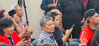 Dihadiri Ribka Tjiptaning, Massa PDIP Penuhi Ruang Sidang Putusan Praperadilan Hasto Kristiyanto di PN Jaksel