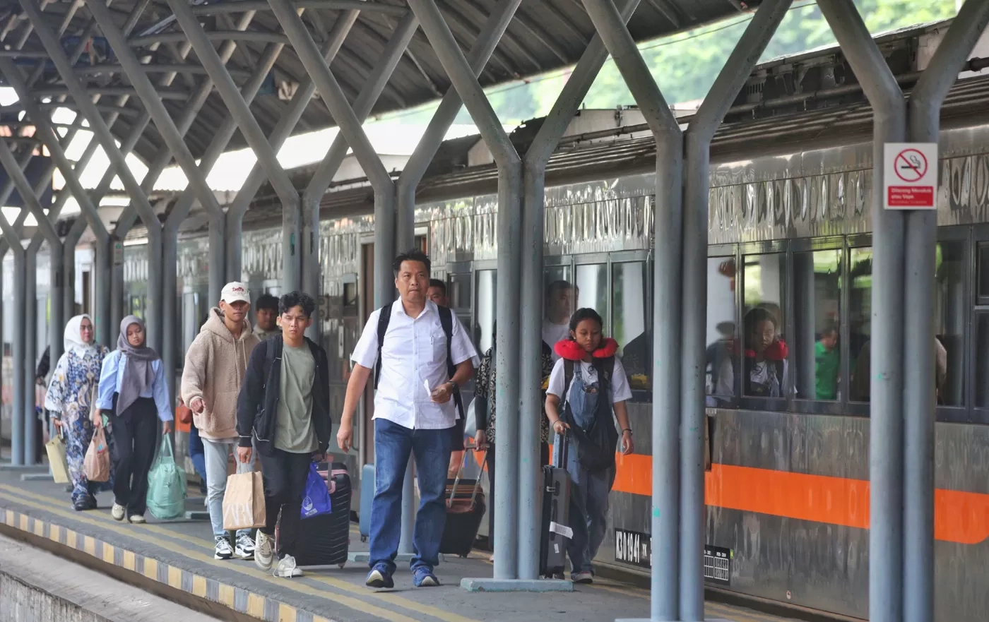 Keluh Kesah Netizen Nge-War Tiket Kereta Mudik 2025