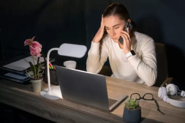 Perempuan yang Mendambakan Validasi dari Tempat yang Salah Sering Melakukan 9 Kesalahan yang Bisa Dihindari Ini Menurut Psikologi