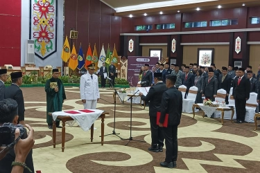 Pakaian Pasangan Kepala Daerah Saat Pelantikan: Suami PSL Berpeci, Istri Berkebaya