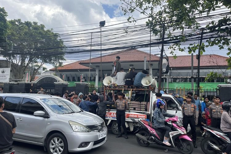 Polisi dan Satgas PDI-P Kompak Berjaga Jelang Putusan Praperadilan Hasto Imbas Ada Aksi Demo
