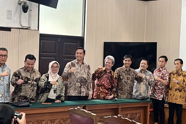 Sidang Putusan Praperadilan, Tim Hukum Hasto Pakai Batik Gringsing Tolak Bala