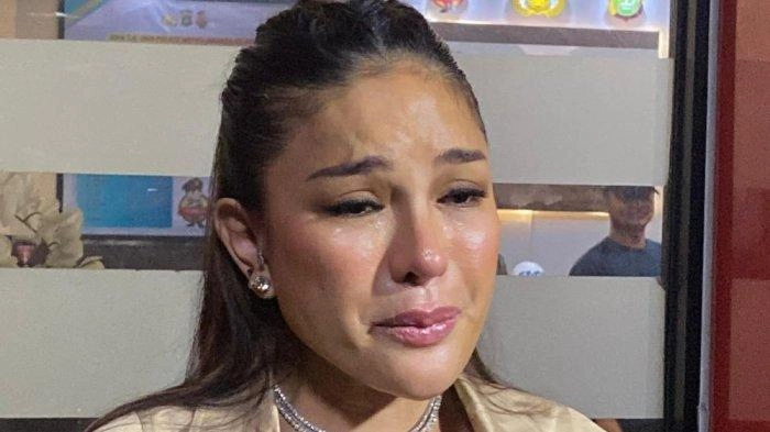 Tangis Nikita Mirzani Pecah Dengar Kabar Vadel Badjideh Jadi Tersangka dan Ditahan