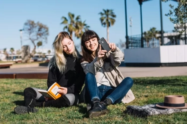 7 Batasan yang Harus Ditetapkan Si Introvert Kepada Teman Ekstrovert, Menurut Psikologi