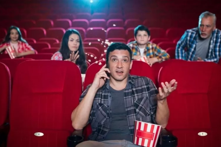 Tanda Seseorang Memiliki Kesadaran Sosial yang Rendah: 8 Perilaku Mereka di Tempat Umum