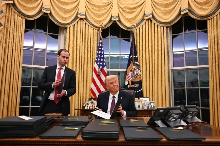 Efisiensi Anggaran, Trump dan Elon Musk Pecat Hampir 10.000 PNS AS