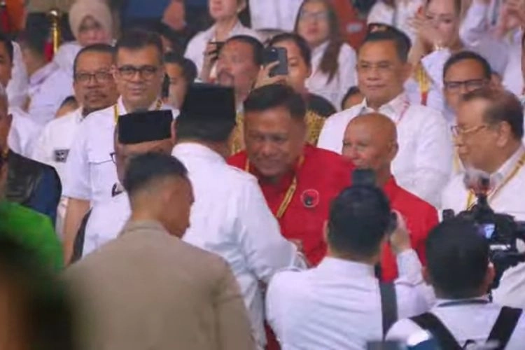 Momen Prabowo ''Cipika-Cipiki'' dengan Kader PDI-P di HUT Partai Gerindra