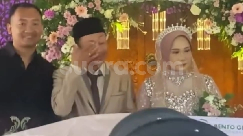 Heboh! Sepasang Pengantin Menangis Saat Diberi Hadiah Umrah Gratis