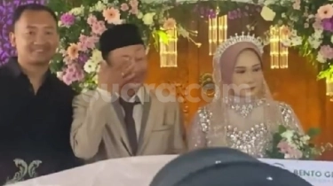 Heboh! Sepasang Pengantin Menangis Saat Diberi Hadiah Umrah Gratis
